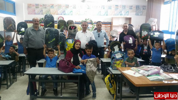 توزيع حقائب مدرسية لطلاب الصف الأول والثاني ذكورا وإناثا في مخيم بلاطة