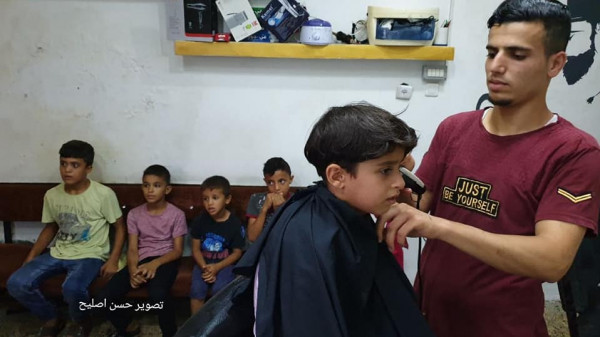 بسبب الوضع الاقتصادي الصعب.. حملات "حلاقة" مجانية لطُلاب المدارس في غزة