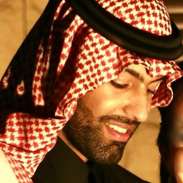 أمير سعودي يثير الجدل بسخريته من "رُكب الفتيات".. ومغردون: "مو لأنك أميرعلى كيفك تغلط"