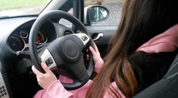 واقعة نادرة الحدوث بالسعودية.. فتاة تسرق سيارة شاب بخدعة ماكرة