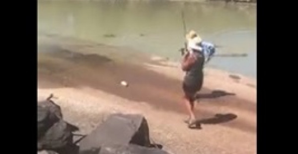 نهاية صادمة لامرأة اصطادت سمكة من نهر تماسيح