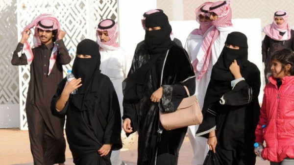 واقعة تحرش غريبة بامرأة منتقبة تثير جدلًا واسعًا في السعودية