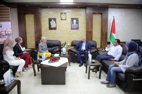 المحافظ أبو بكر يلتقي طاقم مؤسسة إنجاز فلسطين بطولكرم