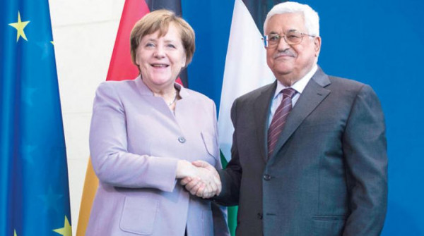 ميركل للرئيس عباس: لا طريق للسلام إلا عبر حل الدولتين