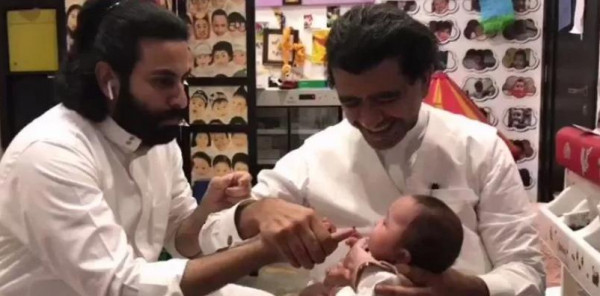 طبيب أطفال سعودي شهير ينشر فيديو طريف لأب يغمى عليه أثناء تحنيك طفلته