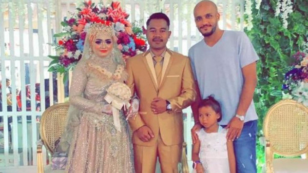 شاهد كيف فاجأ سعودي عاملته الإندونيسية في زفاف ابنتها؟