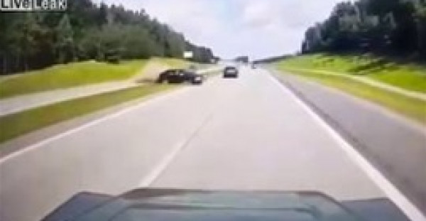 سائق يوثق لحظة وفاته على طريق سريع