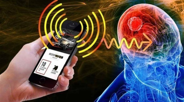 علماء: إشعاعات الهاتف الذكي لا تُهدد الصحة