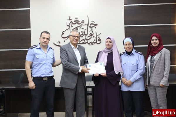 جامعة بوليتكنك فلسطين وشرطة محافظة الخليل تحتفلان باختتام برنامج "الطالب صديق الشرطة"