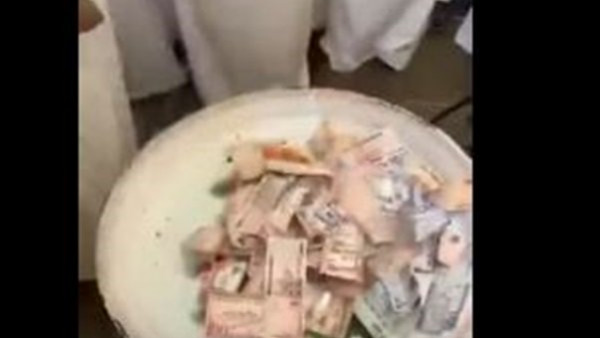 شاهد: عريس سعودي يجمع أموالاً طائلة بصحن من النقوط في حفل زفافه