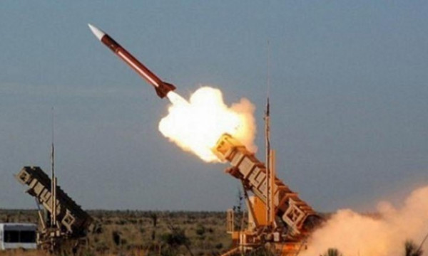 الدفاعات السعودية تعترض ثلاثة صواريخ باليستية في سماء نجران