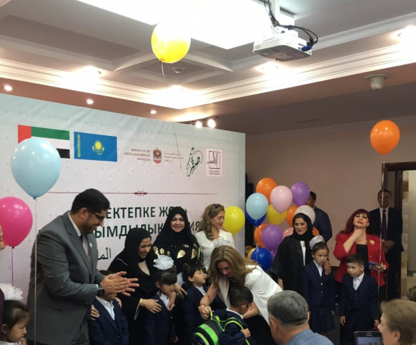 "الزايد الخير" في كل مكان..سفير الامارات يقدم مستلزمات المدارس هدية لأطفال كازاخستان