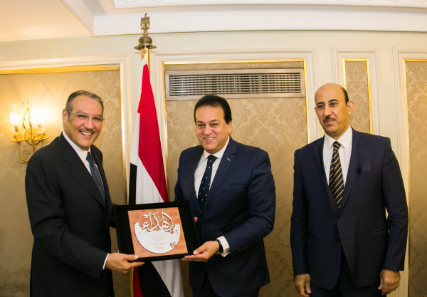 سفير خادم الحرمين الشريفين بمصر يلتقي وزير التعليم العالي