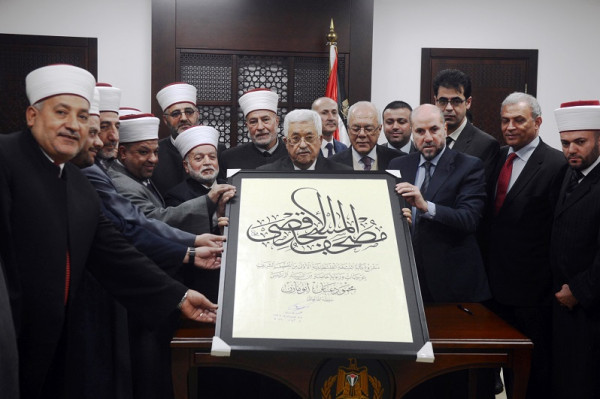 الرئيس عباس يتسلم نسخة مخطوطة مصحف المسجد الأقصى المبارك