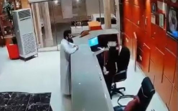 شاهد: السعودية تفتح تحقيقاً بحادثة اعتداء على موظفة بفندق شهير