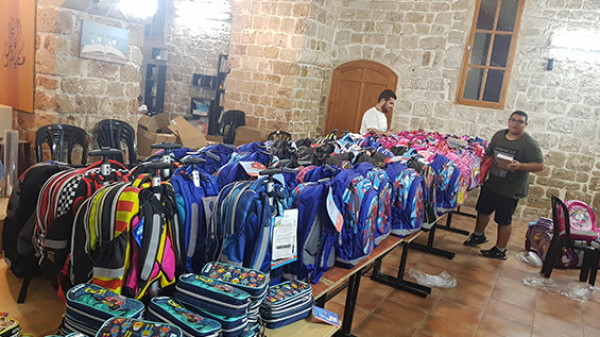 مركزالمينا العكيّ يوزّع الحقائب المدرسية والقرطاسية على العائلات الكريمة في عكا