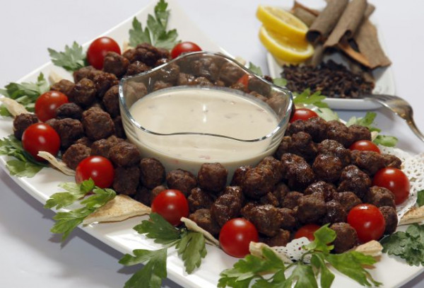 الكباب الميرو مع السلطة الخفيفة