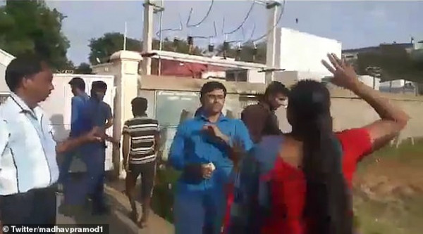 شاهد: يتعرض للضرب المبرح من زوجتيه بحفل زواجه الثالث