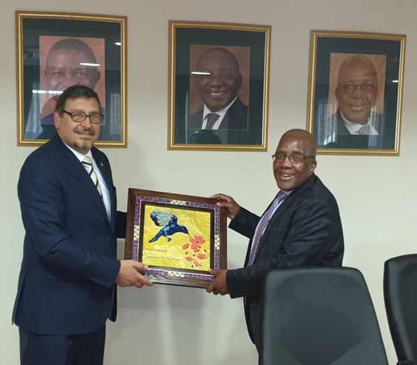 السفير الدجاني يجتمع مع وزير الداخلية  الجنوب افريقي