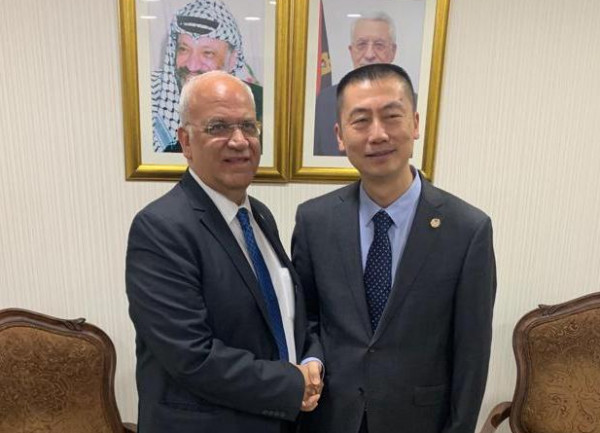 عريقات يلتقي السفير الصيني لدى فلسطين قوه وي