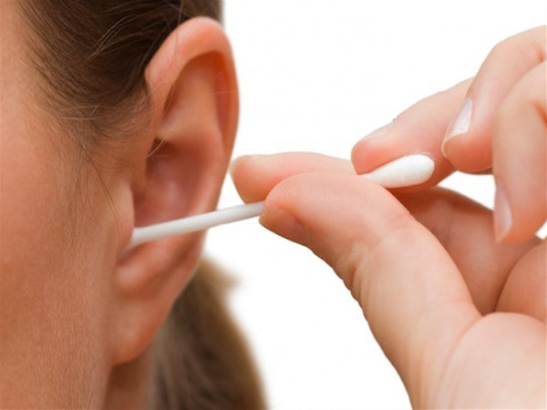 أعواد الأذن القطنية.. 5 استخدامات لجمالك قد لا تخطر على بالك
