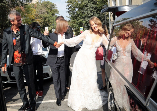 منافسة بوتين تحتفل بزفافها في سيارة دفن الموتى