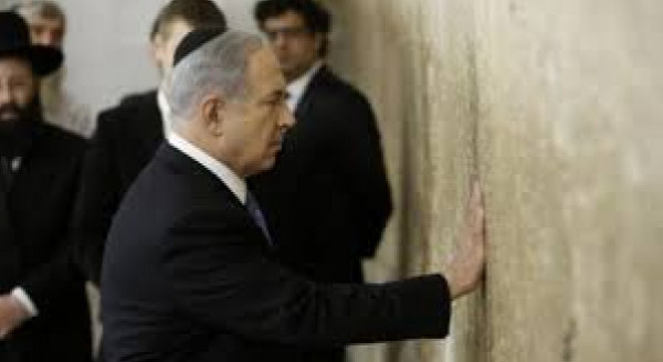 شاهد: نتنياهو يُصلي عند حائط البراق من أجل الفوز بالانتخابات