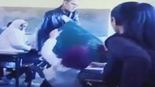 فيديو صدم مُشاهديه.. مدرس في المغرب يقلب الطاولة على طالبة