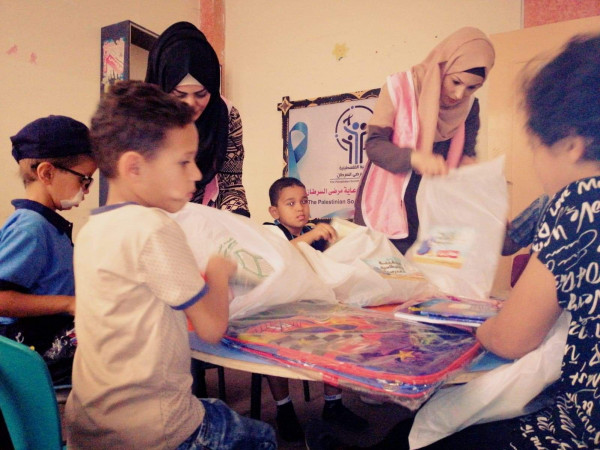 الفلسطينية لرعاية مرضى السرطان توزع حقائب مدرسية على الأطفال المرضى