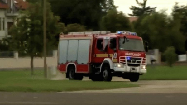 شاحنة إطفاء تستعرض أثناء تدخلها لإطفاء سيارة مشتعلة.. فحصلت الكارثة