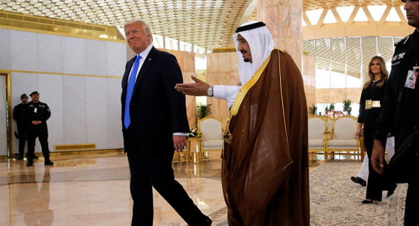 كاتب سعودي يُهاجم ترامب: ليس حليفنا ومُستفيد من الفوضى الإيرانية