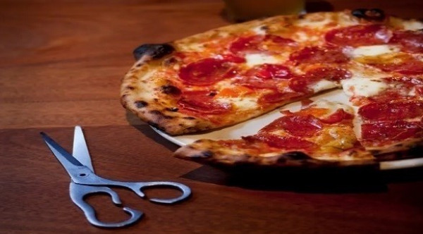 لماذا تقطع البيتزا بالمقص في إيطاليا؟