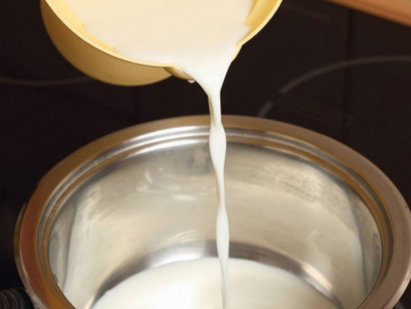 طريقة سهلة لإزالة آثار احتراق الحليب عن وعاء التسخين