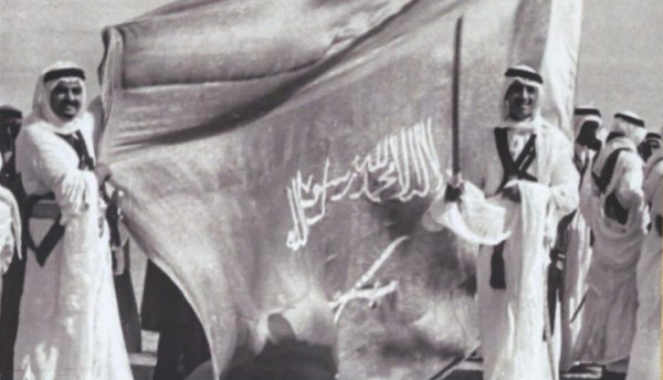 عمرها 66 عاماً.. صورة نادرة للملك سلمان والملك فهد أمام علم المملكة