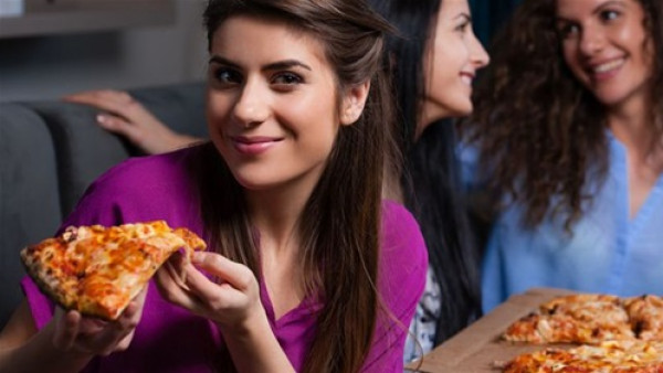 هل تعلمين أن لتناول البيتزا إتيكيت خاصًّا؟ اكتشفيه