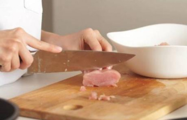 هذه أفضل طريقة لتخليص لوح تقطيع اللحوم من الرائحة الكريهة