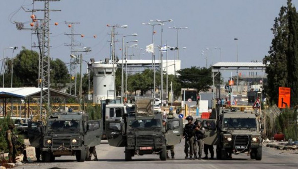 قوات الاحتلال تُواصل إغلاق المدخل الرئيسي لبلدة عزون