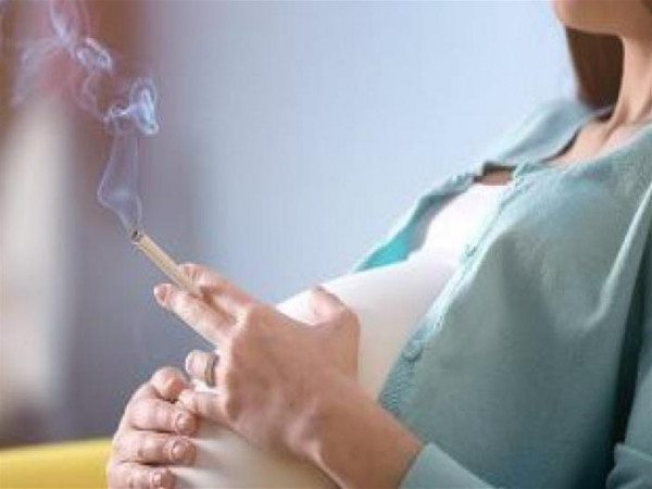 للأمهات.. دراسة: التدخين قد يؤثر على خصوبة ابنتك