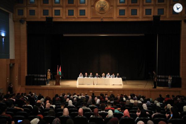 لقاء مفتوح بين رئيس جامعة النجاح الوطنية وطلبتها