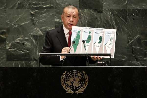 متسائلاً عن حدود إسرائيل.. شاهد: أردوغان يرفع خريطة فلسطين بالأمم المتحدة
