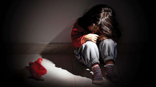 3 شبان يتناوبون على اغتصاب طفلة عمرها 5 سنوات ثم يحاولون قتلها