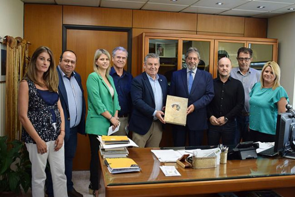 سفير دولة فلسطين في اليونان يقوم بزيارة لبلدية مدينة إيليون