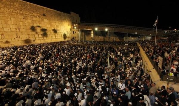 شاهد: آلاف المستوطنين يقتحمون حائط البراق بالقدس