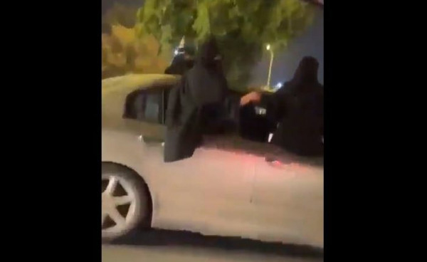 شاهد: فتيات يخرجن من نوافذ سيارة بإحدى شوارع السعودية