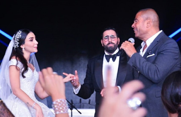 شاهد: عمرو دياب ومحمد حماقي في حفل زفاف معا "بأمر العروس"