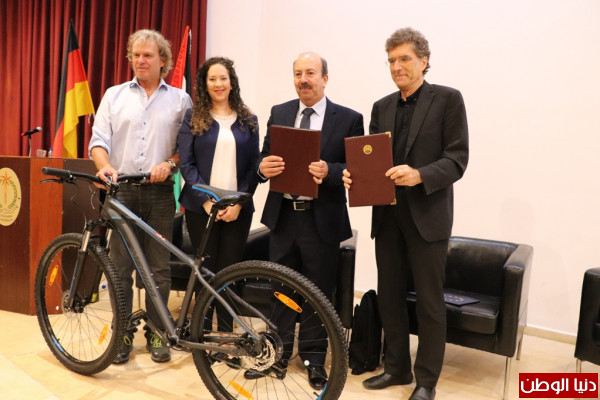 توقيع إتفاقية للتبرع بعشر دراجات هوائية لمدينة بيت لحم