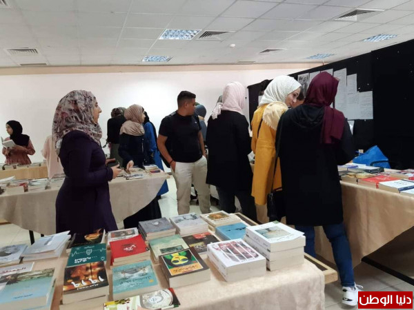 نضال الطلبة لجامعة الخليل تختتم معرض كتابها بعنوان" الدكتور سمير غوشة للكتاب"