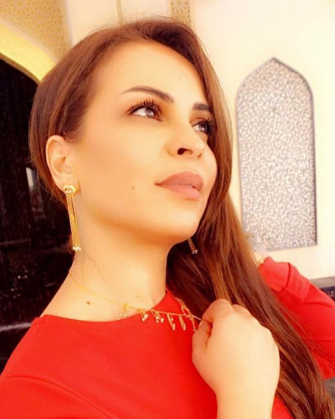 والدة حلا الترك تعرض نفسها للسخرية.. وتحدث ضجة كبيرة بفستان أحمر ضيق