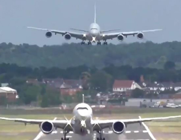 شاهد: لحظة هبوط طائرة عملاقة مع إقلاع طائرة أخرى على نفس المدرج
