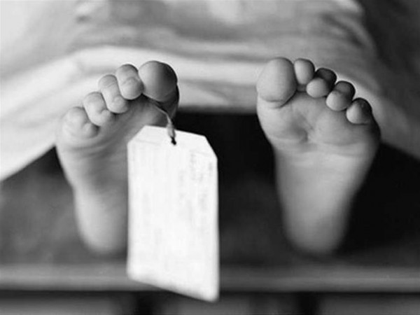 في قماشة بيضاء.. الأم "القاتلة" تحمل جثة ابنتها لمقابر الخليفة بمصر